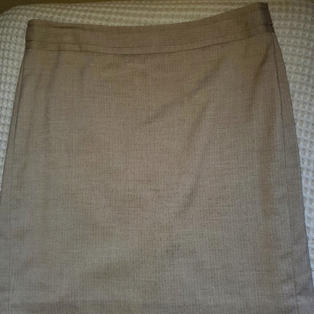 Classic lined suit skirt.